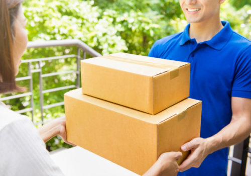 repartidor-uniforme-azul-entregando-cajas-paqueteria-mujer_8087-3976